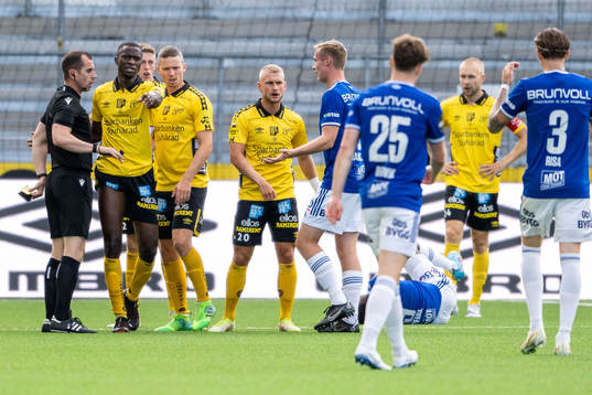 Maudo Lamine Jarjué of Elfsborg and referee Peter Bankes