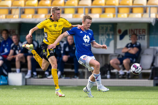 Alexander Bernhardsson of Elfsborg and Erling Knudtzon of