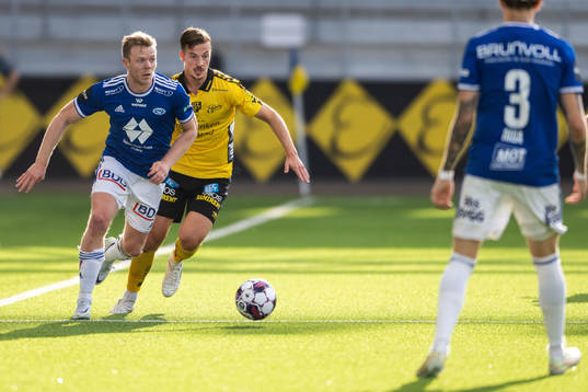 Erling Knudtzon of Molde and Simon Olsson of Elfsborg
