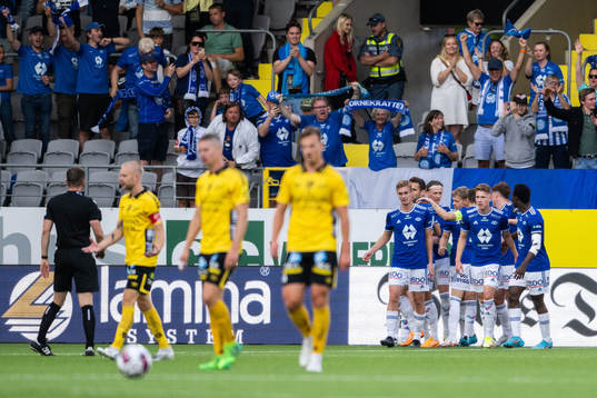 Players of Molde celebrate 1-1