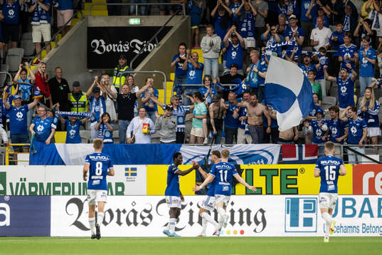 Dator Fofana celebrates with teammates
