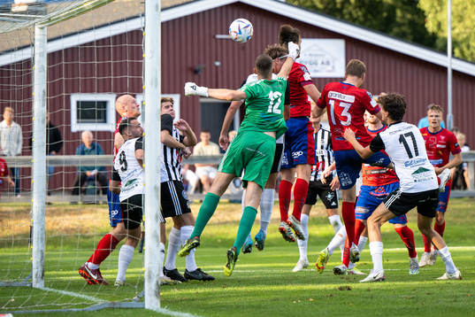 Tvååkers Hugo Svensson nickar in 1-0