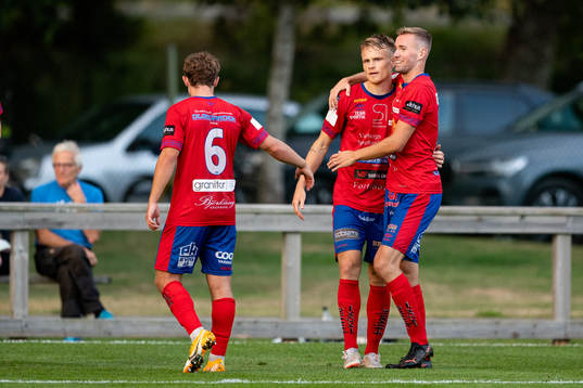 Tvååkers Isak Petersson jublar med Adam Lindgren