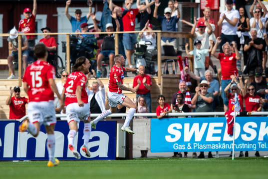 Degerfors Rasmus Örqvist jublar med lagkamrater