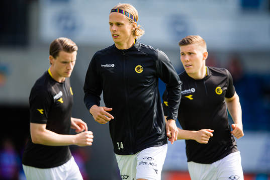 Ulrik Saltnes of Bodø/Glimt warms up