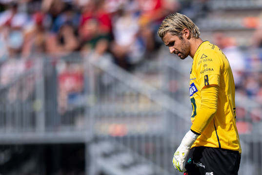 Degerfors målvakt Alfie Malik Whiteman deppar