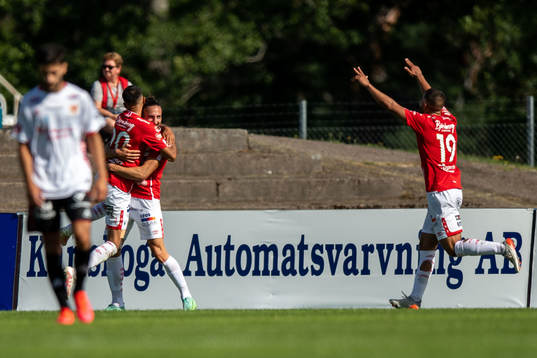 Degerfors Elyas Bouzaiene och Dijan Vukojevic jublar