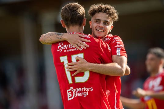 Degerfors Gustaf Lagerbielke och Justin Salmon jublar