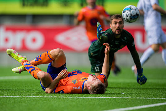 Kristoffer Ødemarksbakken of Aalesund missing a chance to