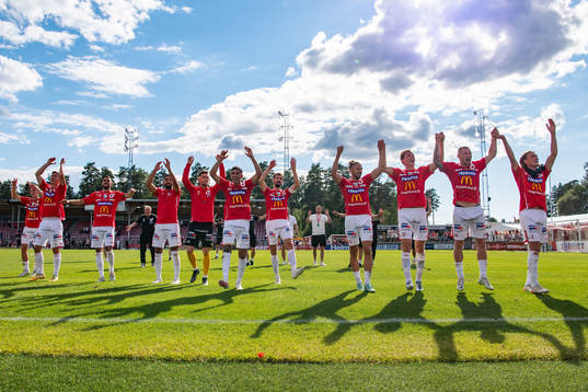 Degerfors spelare jublar