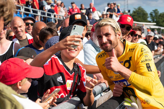 Degerfors målvakt Alfie Malik Whiteman jublar med supportar
