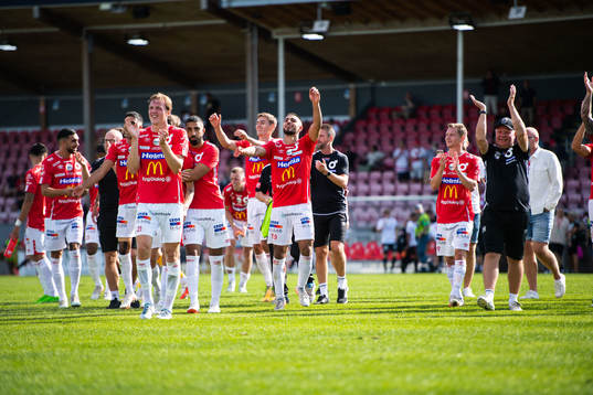 Degerfors spelare jublar
