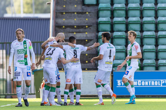 Varbergs Robin Simovic jublar med lagkamrater