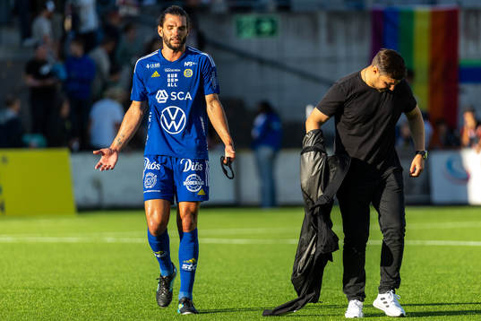 Sundsvalls Forrest Lasso och tränare Brian Clarhaut deppar