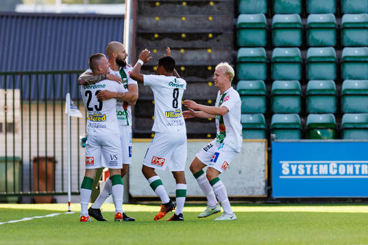 Varbergs Robin Simovic jublar med lagkamrater