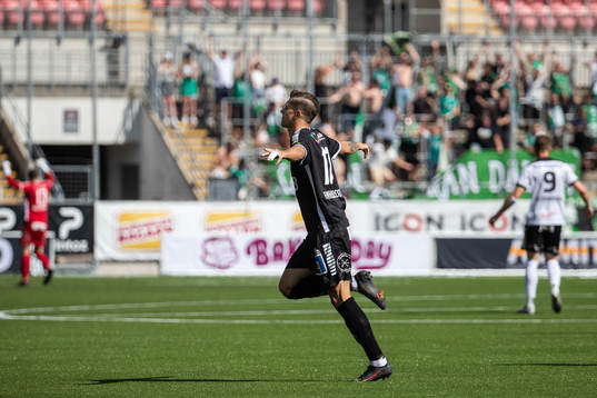 Brages André Reinholdsson jublar