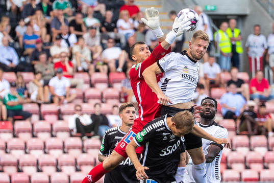 Brages målvakt Andre Bernardini och Örebros Erik