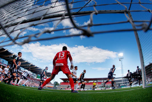Hörna framför Brages målvakt Andre Bernardini