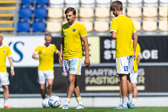 Falkenbergs Linus Dahl före fotbollsmatchen i Ettan södra