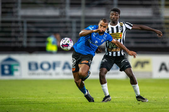 Halmstads Phil Ofosu-Ayeh och Landskronas Ousmane Diawara