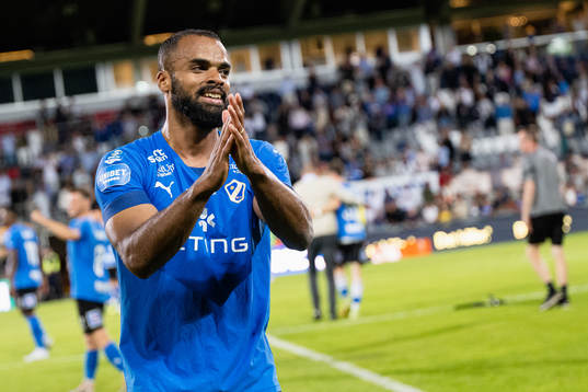 Halmstads Phil Ofosu-Ayeh jublar