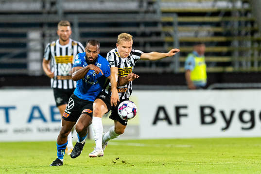 Halmstads Phil Ofosu-Ayeh och Landskronas Johan Rapp