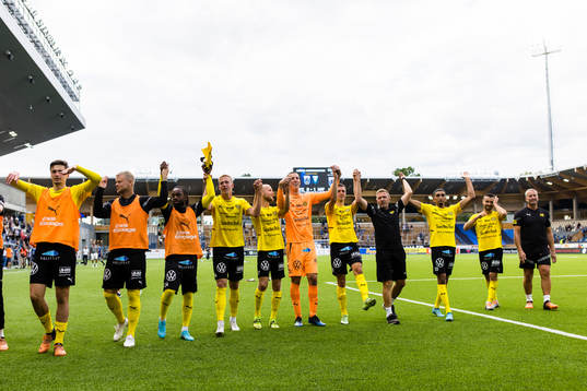 Mjällbys spelare firar segern framför supportrarna