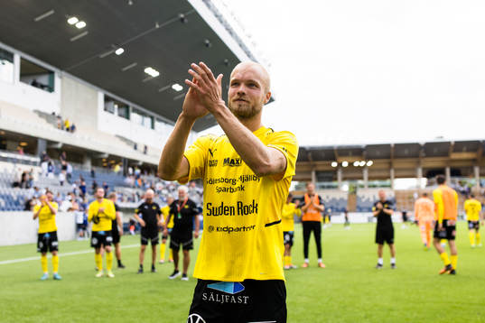 Mjällbys Viktor Gustafson tackar supportarna med en sång