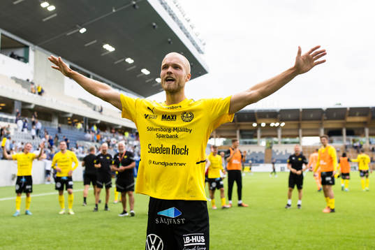 Mjällbys Viktor Gustafson tackar supportarna med en sång