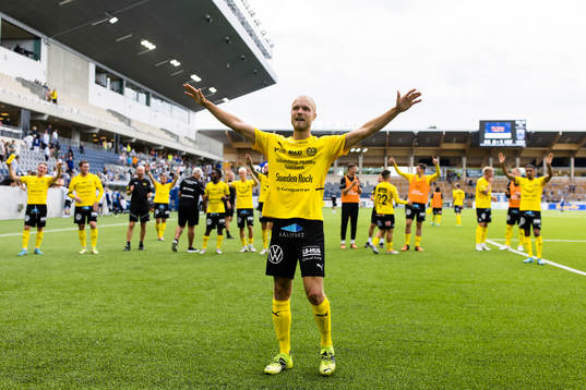 Mjällbys Viktor Gustafson tackar supportarna med en sång