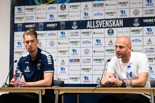 Sirius tränare Daniel Bäckström och Mjällbys tränare