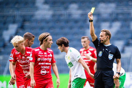 Värnamos Victor Larsson får ett gult kort av domare