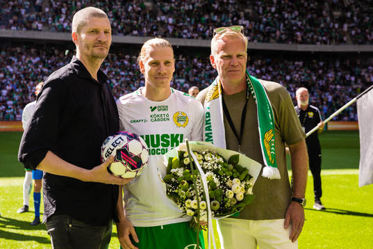 Hammarbys Gustav Ludwigson (m) gratuleras av Hammarbys
