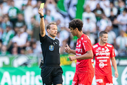 Värnamos Robin Tihi tilldelas gult kort av domare