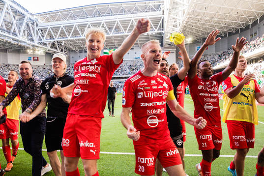 Värnamos Victor Larsson och Freddy Winsth jublar med