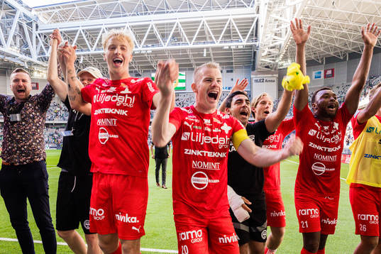 Värnamos Victor Larsson och Freddy Winsth jublar med