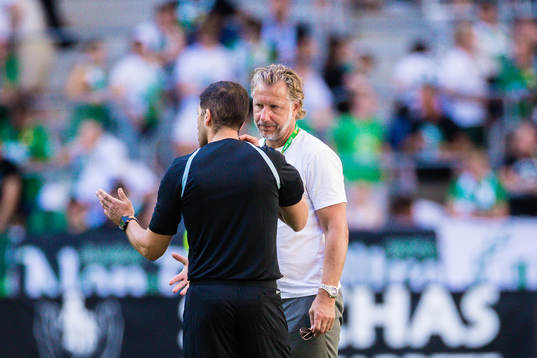Hammarbys sportchef Jesper Jansson i samtal med domare