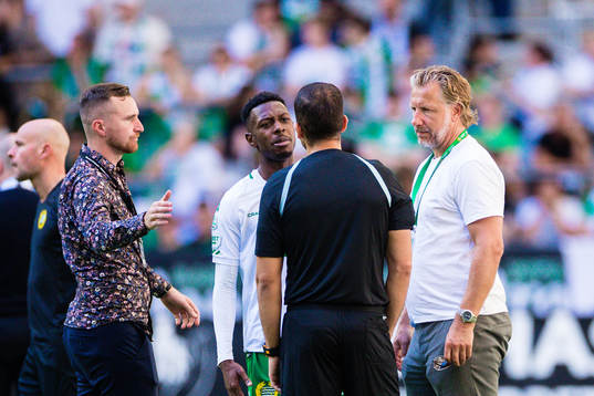 Hammarbys Shaquille Pinas och sportchef Jesper Jansson i