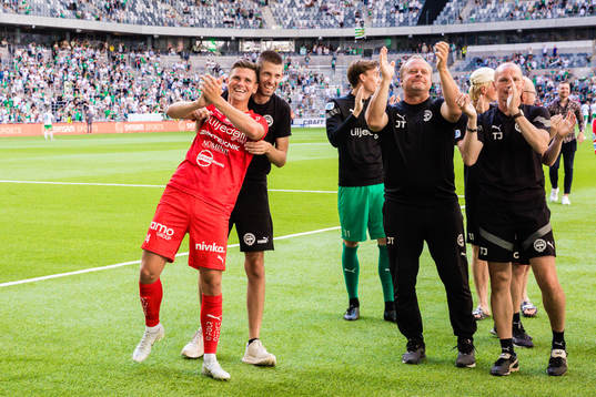 Värnamos Marcus Antonsson jublar bredvid assisterande