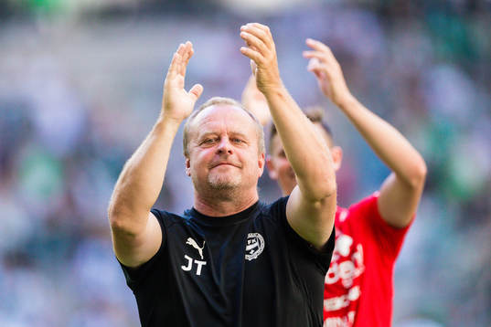 Värnamos assisterande tränare Jonas Thern jublar