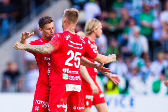 Värnamos Marcus Antonsson jublar med Victor Eriksson