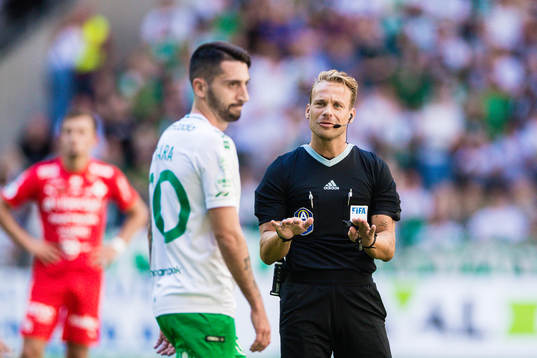 Domare Kristoffer Karlsson och Hammarbys Nahir Besara