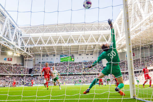 Hammarbys Abdelrahman Saidi med ett skott in ribban bakom