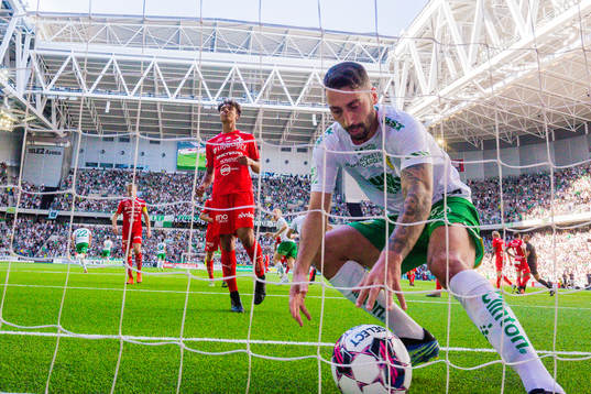 Hammarbys Nahir Besara hämtar bollen i nätet