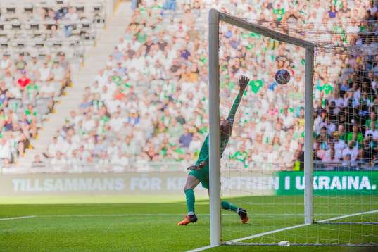 Hammarbys Abdelrahman Saidi med skott i ribban bakom