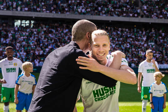 Hammarbys Gustav Ludwigson gratuleras av Hammarbys