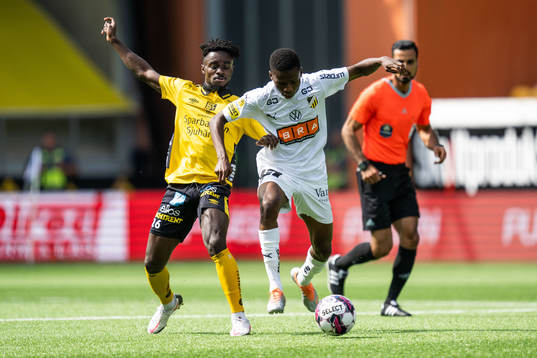 Elfsborgs Emmanuel Boateng och Häckens Akoua Romeo Amane