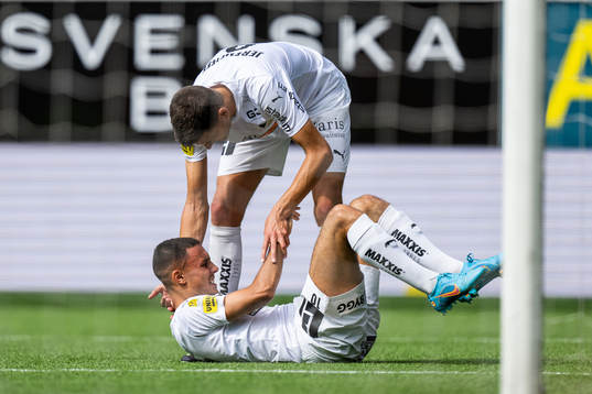 Häckens Alexander Jeremejeff ser till Ali Youssef som har