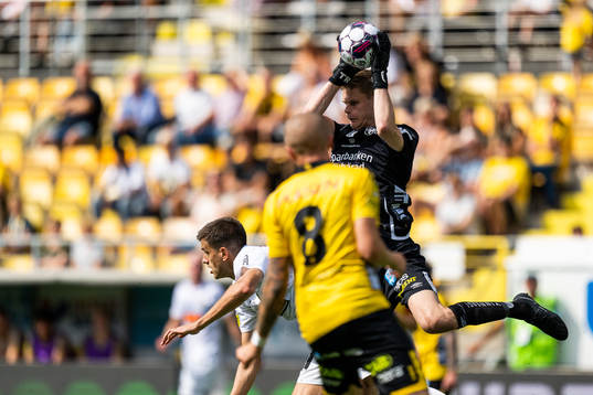 Häckens Alexander Jeremejeff och Elfsborgs målvakt Tim