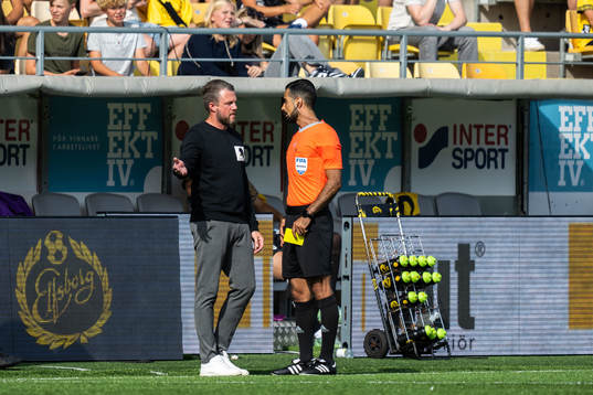 Elfsborgs manager Jimmy Thelin i diskussion med domare